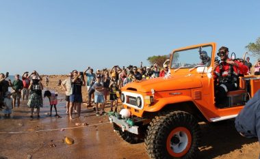 E kthyen një Toyota Land Cruiser në një veturë elektrike – një ekip inxhinierësh nga Australia e vozitën pastaj nën ujë