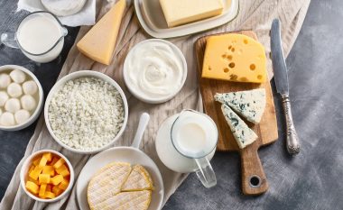 Produktet e qumështit me shumë yndyrë nuk janë shkaktarë të shtimit të peshës dhe kolesterinës: madje është e kundërta!