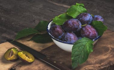 Të mira për tretjen, lëkurën, ulin sheqerin dhe presionin e gjakut – dobitë e shumta nga kumbullat