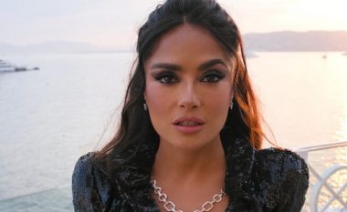 Salma Hayek duket mahnitëse edhe kur pi kafe – edicion i rastësishëm me kostum larjeje