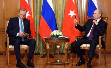 Erdogan pati problem me pajisjen e përkthimit gjatë takimit me Putinin, e shikonte me habi derisa presidenti rus fliste