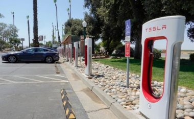 Tesla Superchargers gjithashtu funksionojnë me energji elektrike të prodhuar nga gjeneratorët me naftë