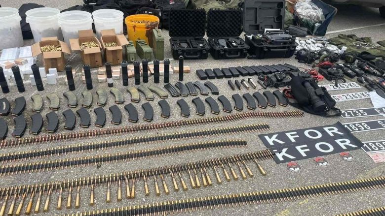 Armë, municion, e pajisje tjera ushtarake – Policia ekspozon armatimin e gjetur në vendin ku qëndruan grupi i terroristëve
