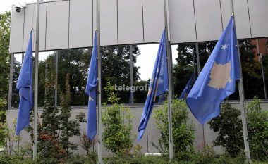 Ditë zi në Kosovë, institucionet vendosin flamurin në gjysmështizë