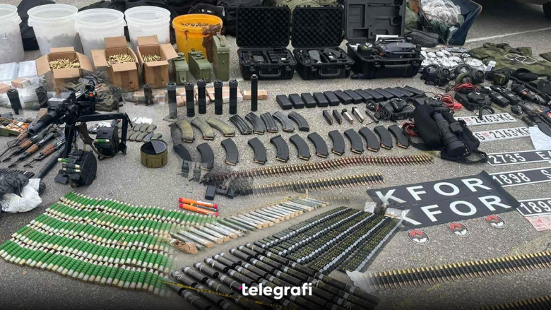 Armë, municion, e pajisje tjera ushtarake – Policia ekspozon armatimin e gjetur në vendin ku qëndruan grupi i terroristëve