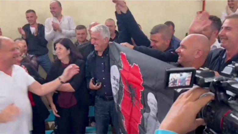 Kandidati socialist në Kukës feston fitoren me flamurin “Autochthonous”, i pranishëm edhe Majko