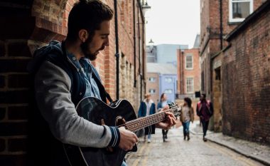 Jeta e vështirë e muzikantëve profesionistë të Mbretërisë së Bashkuar