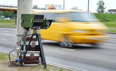 Policia amerikane duhet ta dëmshpërblejë 50 mijë dollarë personin që paralajmëroi shoferët për radarët