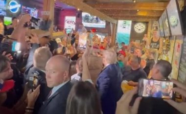 Donald Trump shpërndau pica për mbështetësit në një bar-lokal në Iowa