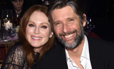 Janë së bashku që 27 vite – kush është çifti misterioz i Hollywoodit, Julianne Moore dhe Bart Freundlich?