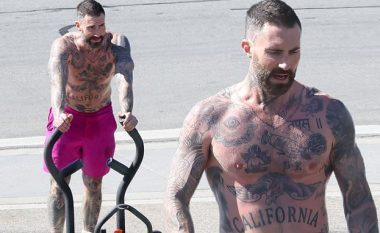 Adam Levine tregon trupin e mbushur me tatuazhe gjatë një seance stërvitore në natyrë