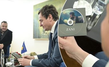 Albin Kurti mirëpret në takim këngëtarin Mentor Haziri, merr dhuratë albumin e tij “Zani”