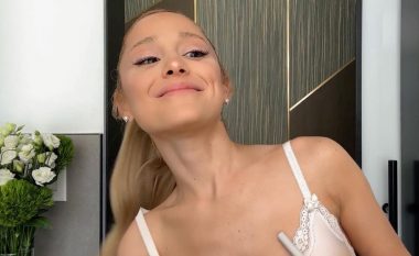 Ariana Grande mezi i mban lotët ndërsa rrëfen se ka përdorur fillerë dhe botoks