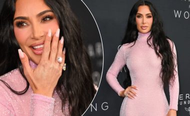 Kim Kardashian mahnit me dukjen elegante në fustanin rozë gjatë eventit në New York