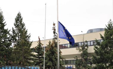 Flamuri i BE-së në gjysmështizë, EULEX-i nderon policin e vrarë Afrim Bunjaku