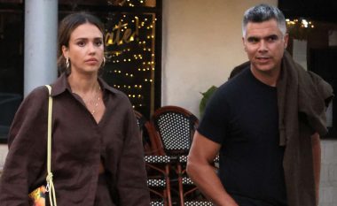 Jessica Alba zgjedh ngjyrën kafe: Ka dekoruar një kostum të thjeshtë dhe të bukur me sandale të popullarizuara