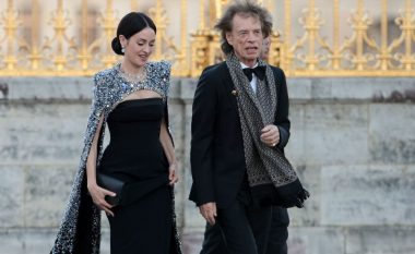 E fejuara 36 vjeçare e Jagger merr vëmendjen me përzgjedhjen e modës në Paris