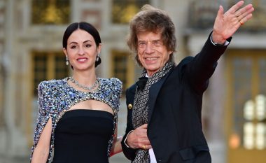 Mick Jagger dhe e fejuara e tij 44 vjet më e re fotografohen mjaft të disponuar në Paris