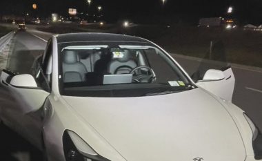 E morën me qira një veturë Tesla – nënë e bijë mbesin të bllokuara pasi nuk dinin se si ti hapnin dyert