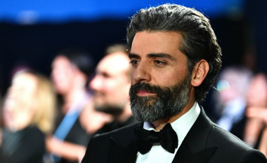 Oscar Isaac shijon ditën me diell, shihet duke vrapuar në park pa këmishë