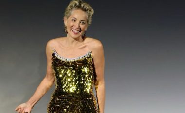 Si e mban figurën trupore dhe dukjen rinore Sharon Stone