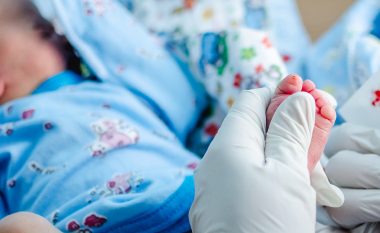 Një nga testet e para kur lind një fëmijë është më i rëndësishmi: Pse i merret gjak nga thembra dhe çfarë tregon?