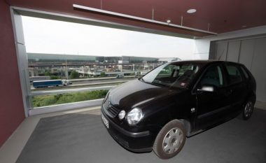 Hoteli në Frankfurt që i lejon mysafirët të parkojnë veturat e tyre në tarracë