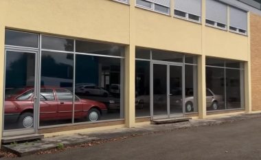 Në auto sallonin e braktisur të Fordit në Gjermani, akoma gjenden modelet e paprekura Escort dhe Sierra