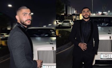 Butrint Imeri pozon pranë makinës super luksoze i veshur në kostum elegant