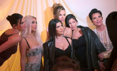 Të gjithë herët kur Kardashians u veshën nga stilistë shqiptarë