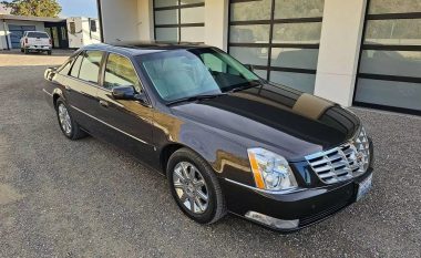 Besojeni ose jo – ky Cadillac DTS i vitit 2009 ka vetëm 1033 km odometër – befason se si duket brenda dhe jashtë