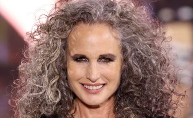 Andie MacDowell vazhdon t’i sfidojë stereotipet e bukurisë: U shfaq në pistë me flokë të thinjura dhe me sutjena