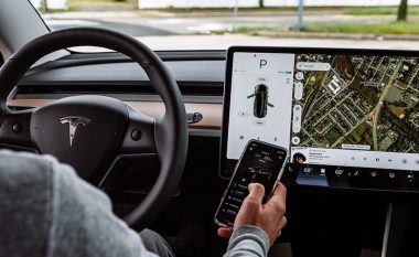 Tesla nis përdorimin e Android Auto dhe Apple CarPlay, hap rrugën për aplikacionet e palëve të treta për veturat e saj