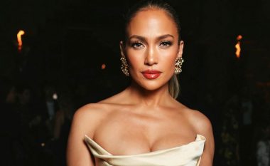 Jennifer Lopez tërhoqi vëmendjen me një kombinim sfidues: Dekolteja asimetrike në plan të parë