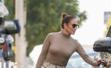 Jennifer Lopez në ngjyrat që simbolizojnë vjeshtën: Një fanellë me fyt dhe pantallona krem janë një kombinim perfekt