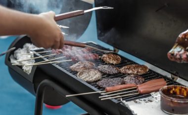 Mishi i kuq rrit rrezikun për sëmundje të ndryshme, gjashtë grupet e njerëzve që duhet ta kufizojnë