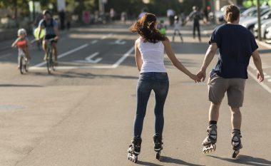 Si ndikojnë patinat me rrota në figurën tuaj? Cilët muskuj punojnë dhe sa kalori digjen?