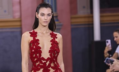 Vittoria Ceretti mahnit publikun me një fustan të kuq të ndezur në pistën e “Valentino” gjatë Javës së Modës në Paris