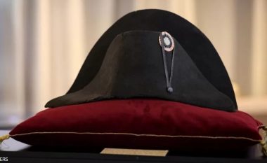 Kapelja e Napoleon Bonapartit do të dalë në shitje në ankand në Paris, vlerësohet nga 600 deri në 800 mijë euro
