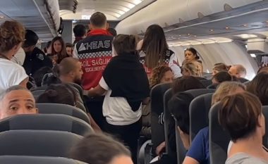 Pasagjerja sjellë në jetë foshnjën derisa ishte në aeroplan, e asistojnë mjekët në aeroportin e Stambollit