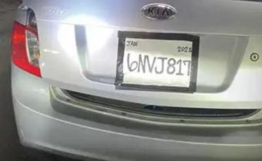 Veturës së vjedhur i vendosi targa letre të shkruara me stilolaps, policia arreston gruan në Kaliforni – imazhi bëhet viral