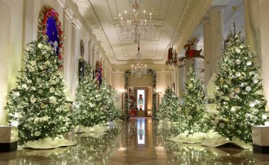 Shpirt festiv, Shtëpia e Bardhë dekorohet me 98 bredha për festat e fundvitit – pamjet janë mbresëlënëse