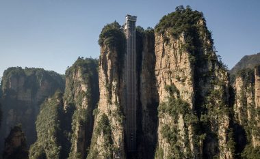 Vetëm për më të guximshmit: Ashensori më i lartë në botë varet në shkëmb