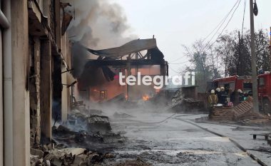 Pamje nga shpërthimi i zjarrit në një depo në Tetovë