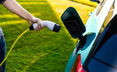 Bateritë për veturat elektrike do të bëhen dukshëm më të lira