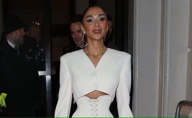 Nicole Scherzinger me një kostum korse të pazakontë: Elegance në të bardhë