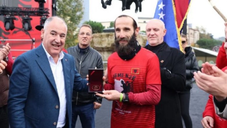 ​Vrapoi 260 kilometra nga Prishtina në Tiranë, Zyberaj merr medalje nga Bashkia e Tiranës