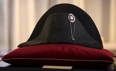 Kapela që i përkiste Napoleon Bonapartit është shitur në ankand për 1.9 milion euro