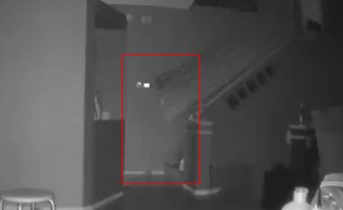 Pamje horror – burri ndjeu se familja e tij po vëzhgohej nga dikush, më pas zbuloi përmes kamerave diçka që nuk do ta besonte kurrë