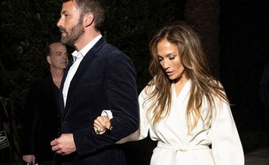 Jennifer Lopez tregon anën e saj elegante, por edhe Benn nuk ka mbetur prapa: Ai zgjedh ngjyrat e ndezura